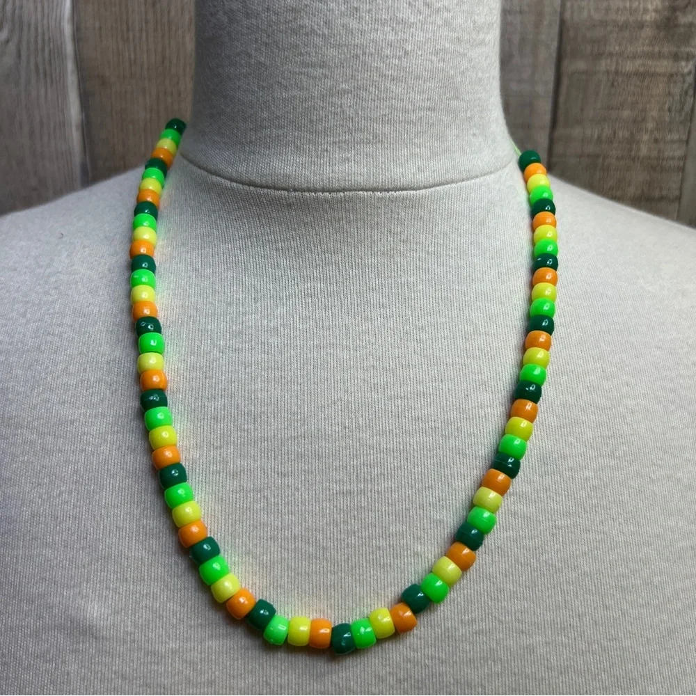 🦕A dinosaur themed necklace🦖 22 inches